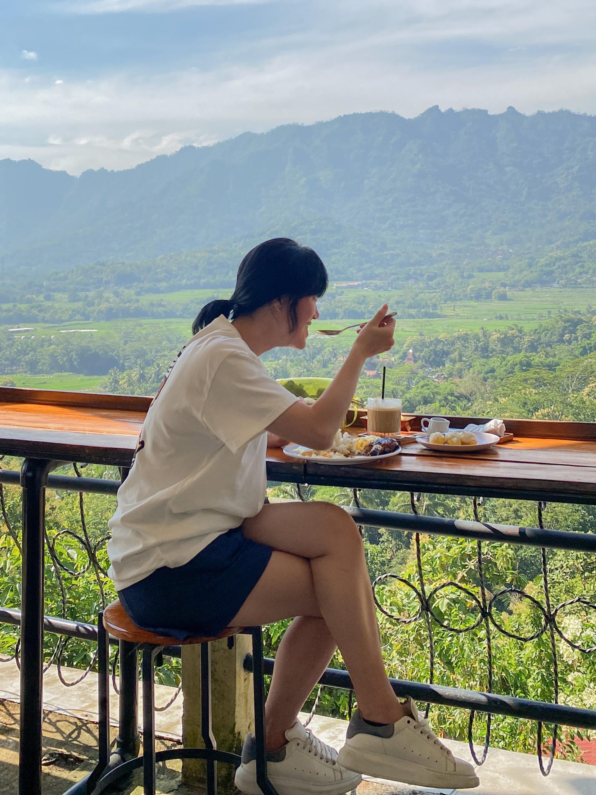 VW Safari melintasi persawahan di sekitar Bukit Rhema bersama keluarga