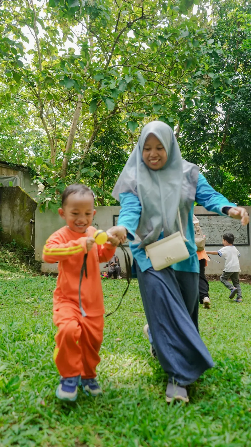 Siswa TK dan guru belajar sambil bermain di alam Bukit Rhema.