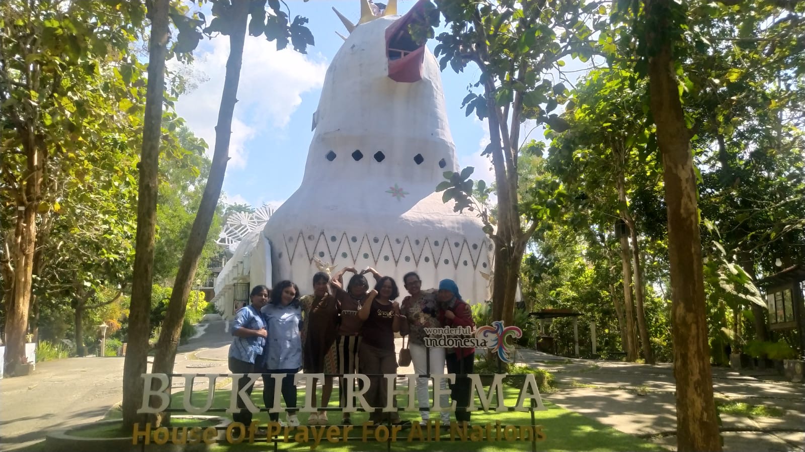Rombongan klien Panti Rehab Betesda berfoto di depan gedung Bukit Rhema, Rumah Doa Bagi Segala Bangsa