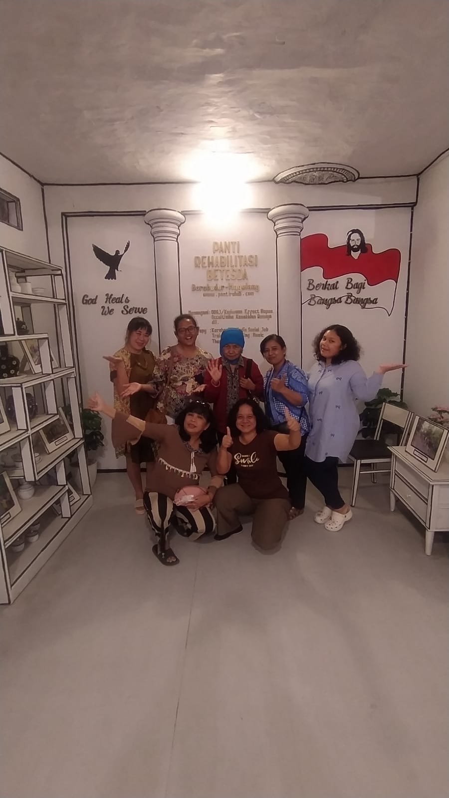 Rombongan klien Panti Rehabilitasi Betesda berfoto bersama di ruang display saat kunjungan ke Bukit Rhema