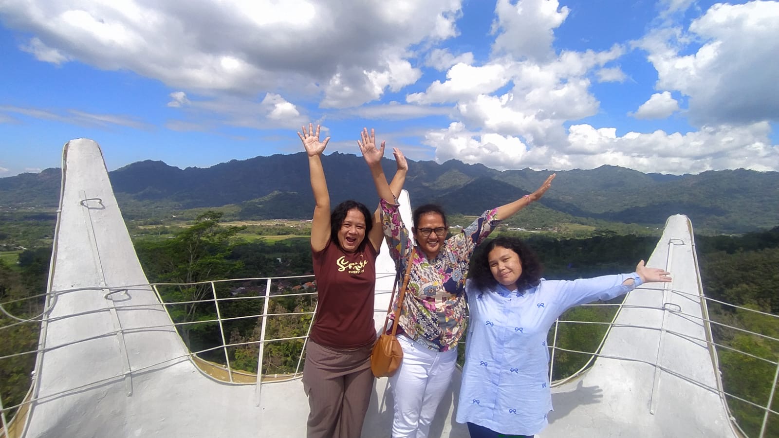 Di puncak Mahkota Bukit Rhema, klien Panti Rehab Betesda merayakan momen pemulihan dengan penuh sukacita