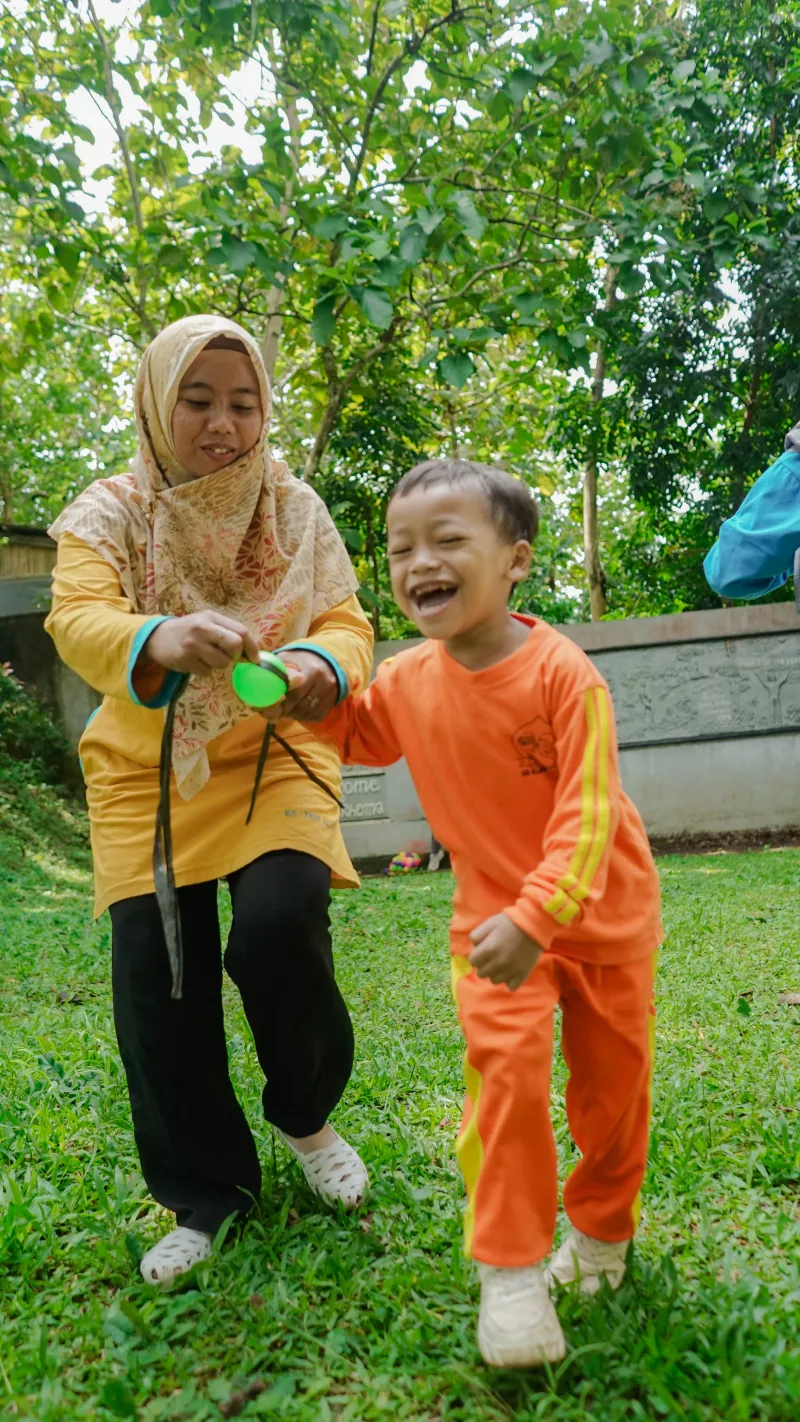 Anak TK bermain outbound bersama pendamping di area hijau Bukit Rhema.