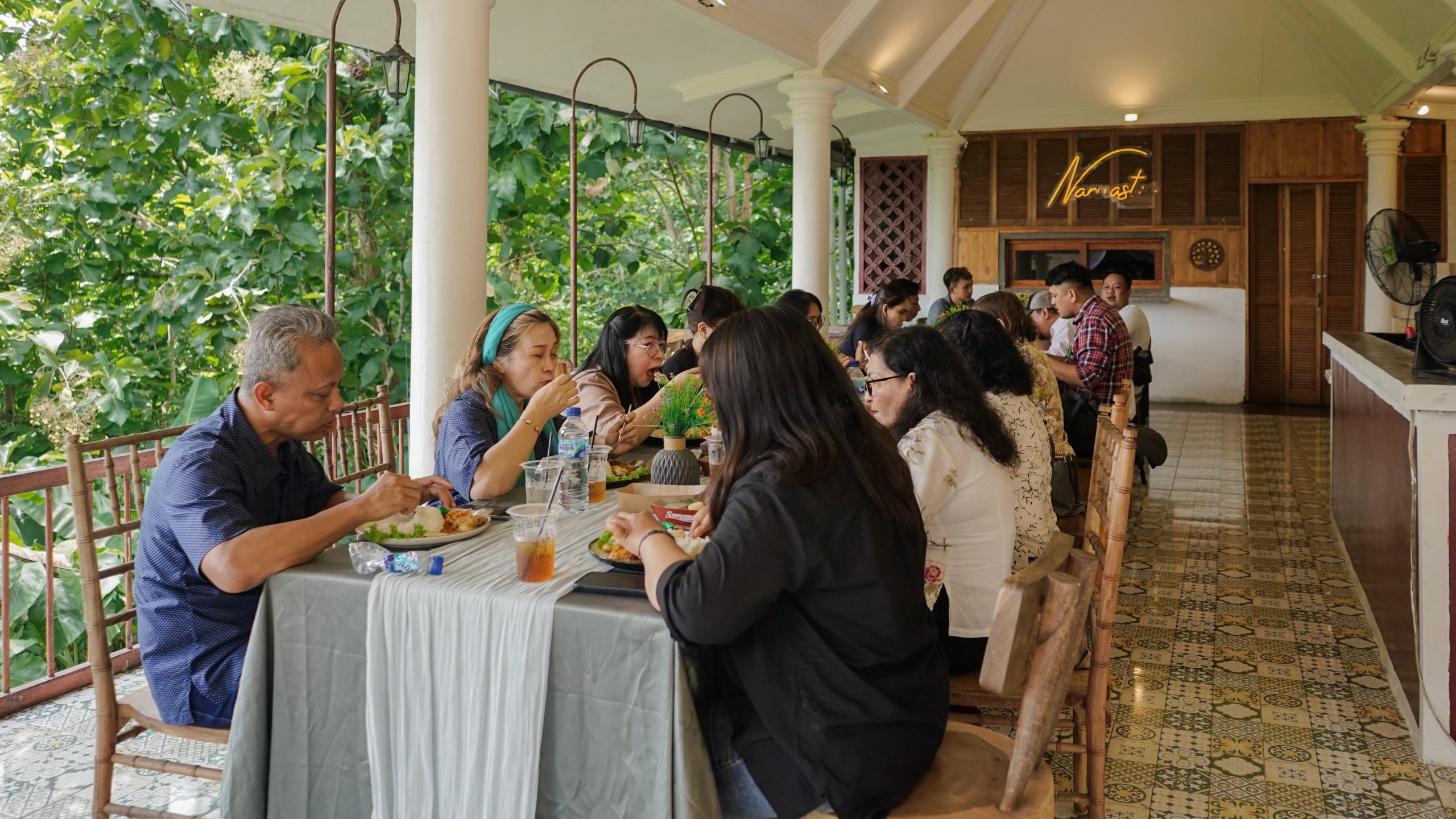 Makan prasmanan bersama setelah doa di Kedai Bukit Rhema