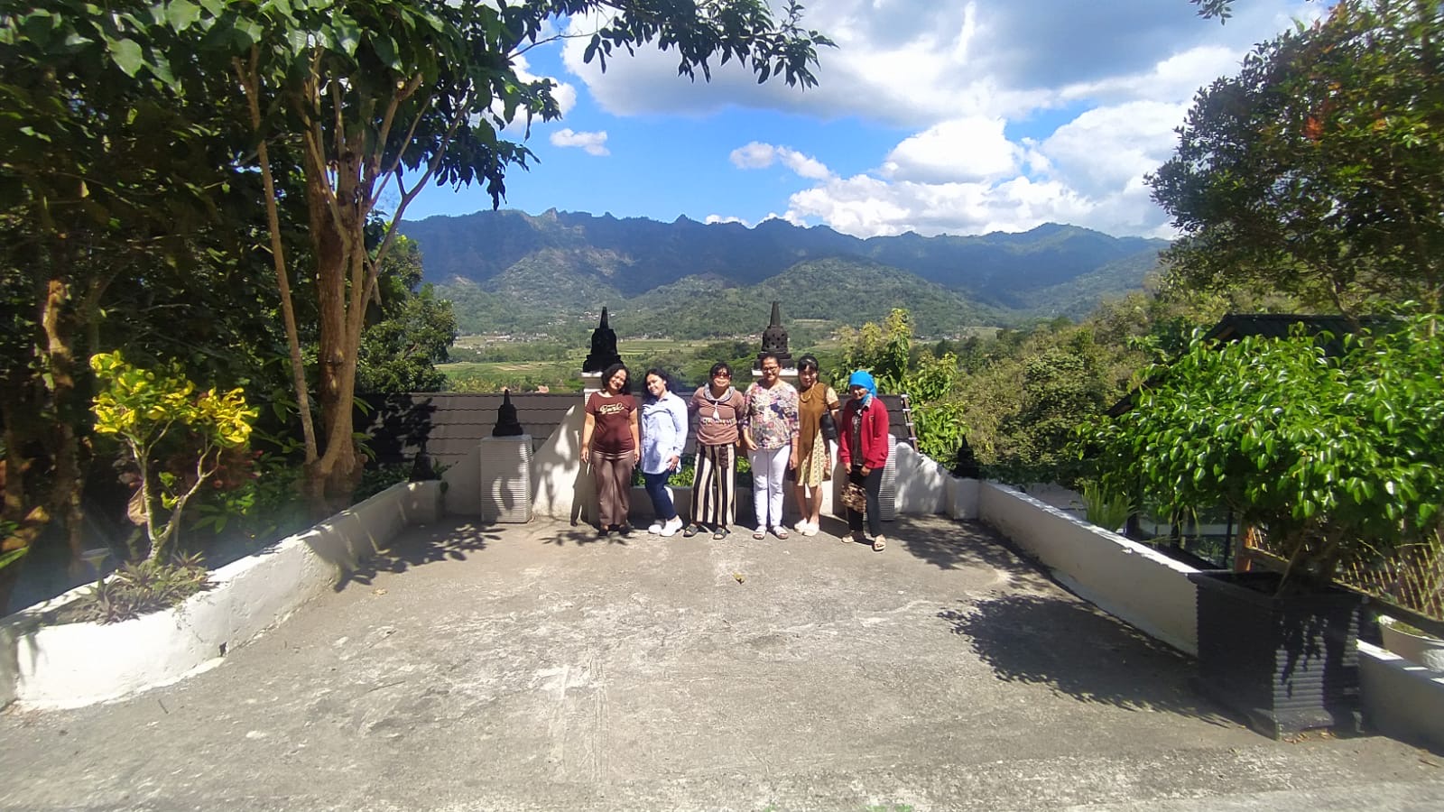 Rombongan Panti Rehabilitasi Betesda berfoto di teras Bukit Rhema dengan panorama Perbukitan Menoreh